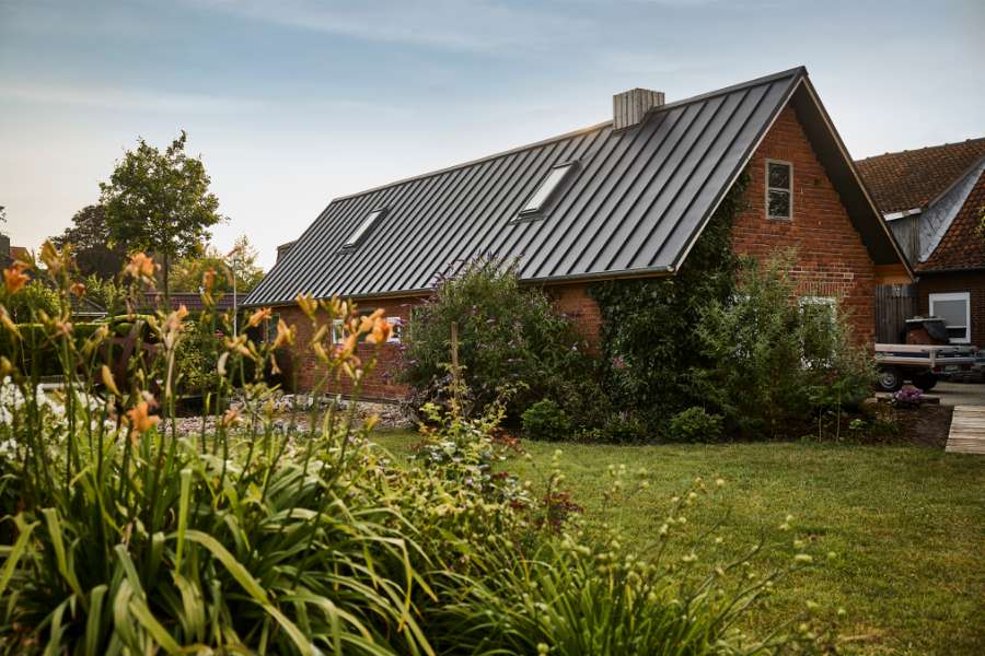 Ein älteres Haus in Bröckel wurde mit einem neuen Dach, verkleidet mit Stahlprofilen, renoviert